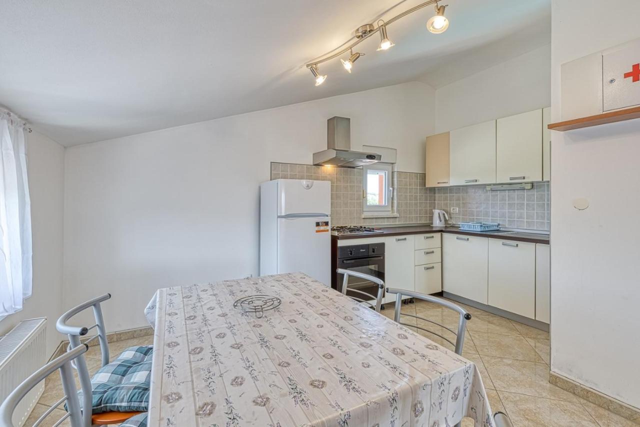 Danka With Shared Pool Guest house Pula